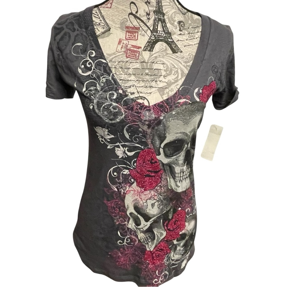 Hybrid & Company Gray and Pink Skull V-Neck Tee